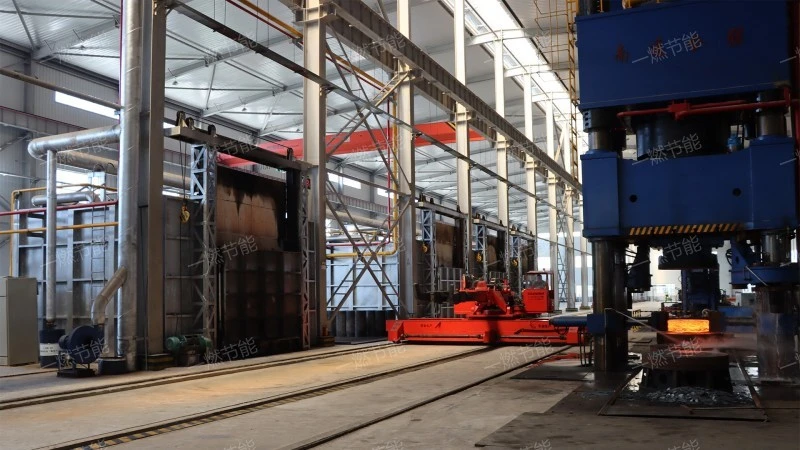 Fully automatic heat treatment heating furnace