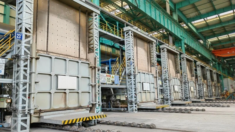 Automatic feeding heating furnace
